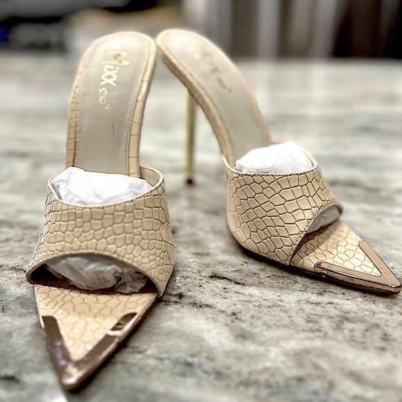 NWT Mixx Shuz Slip On Heeled Shoes With Metal Toe Clips - Picture 3 of 8